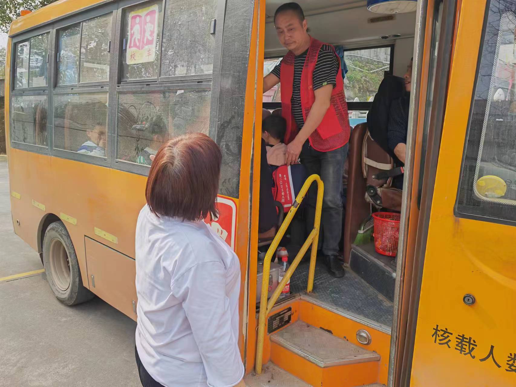花岩溪镇：传承雷锋精神，守护萌娃放学