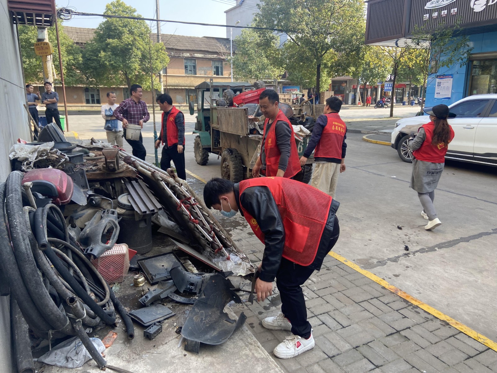 蒿子港镇：清理堆积废弃物 还道于民