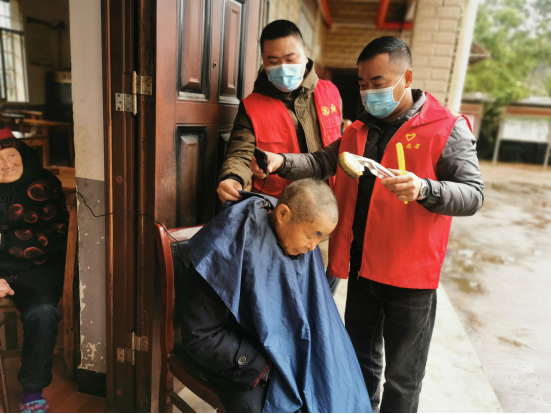 尧天坪镇：情暖夕阳红 志愿暖人心