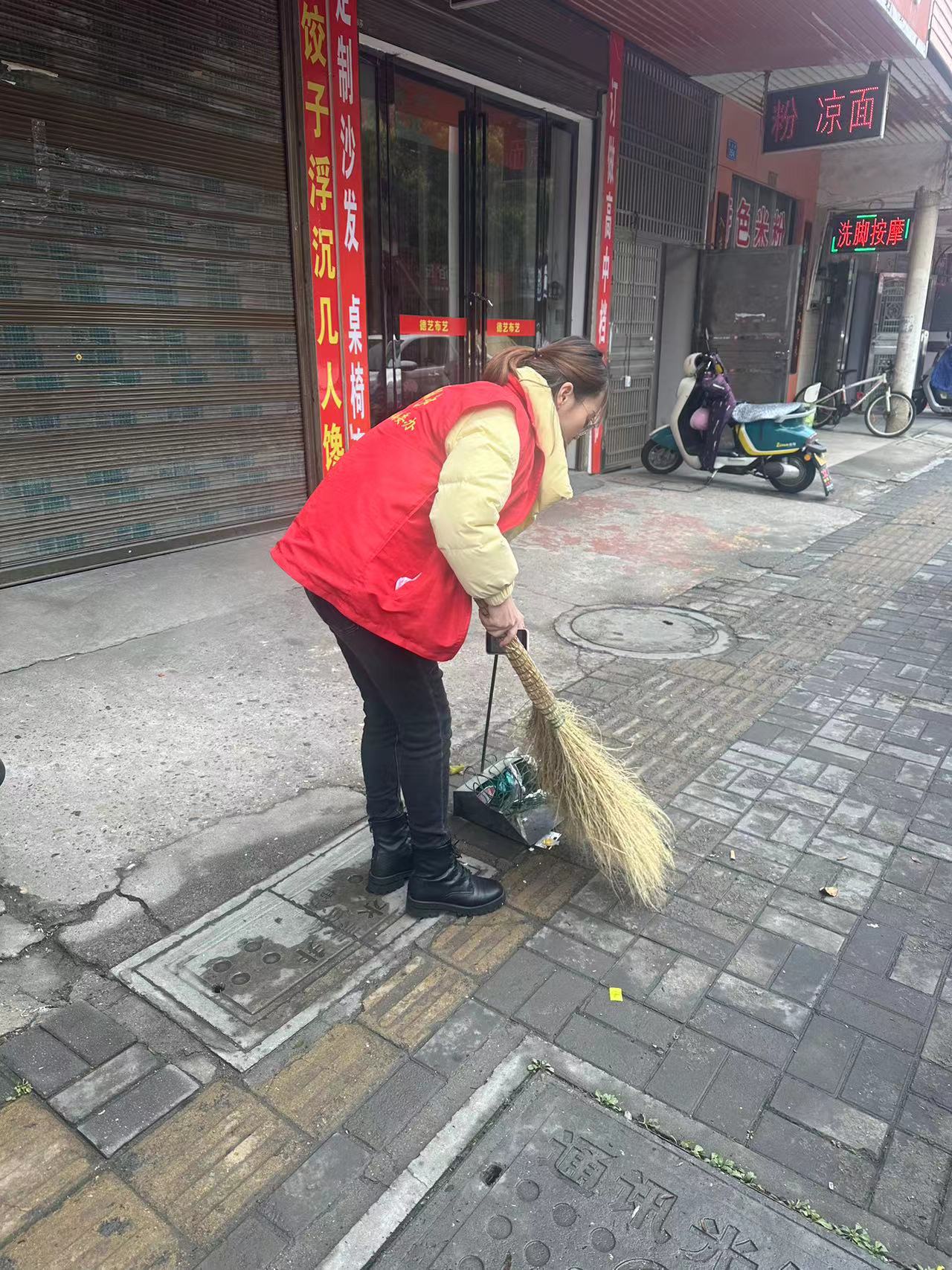 区委编办：开展“文明劝导 共创文明”志愿服务活动