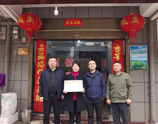 斗姆湖街道：登门送喜报，军属享荣光