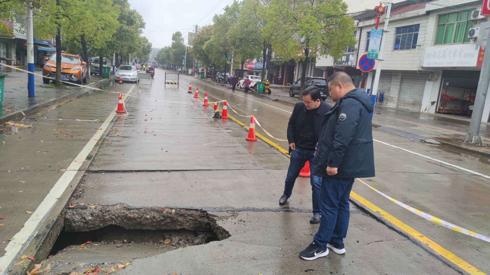 鼎城区公路建设养护中心：紧急处置路面塌陷保畅通