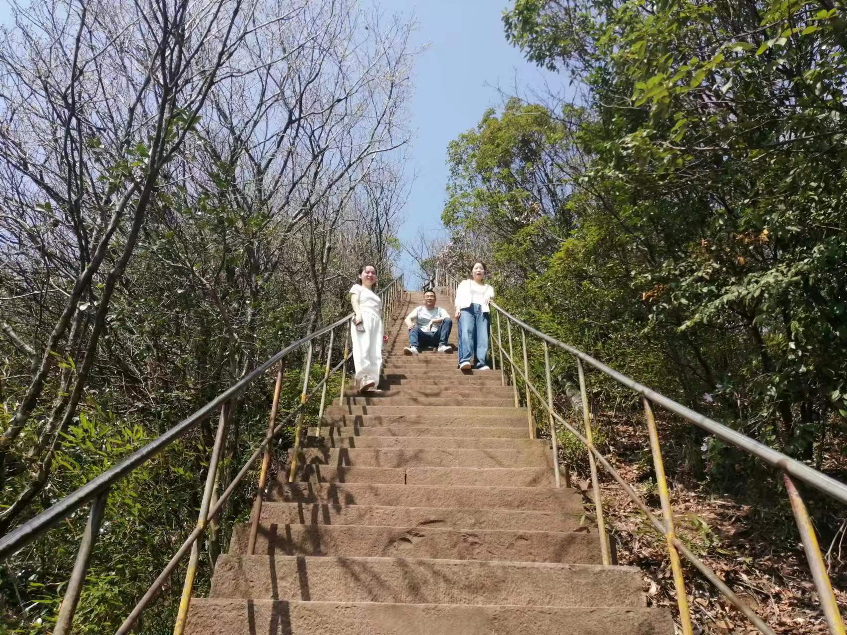 韩公渡镇：开展 “玫瑰花伴，相约金顶星子宫”登山活动