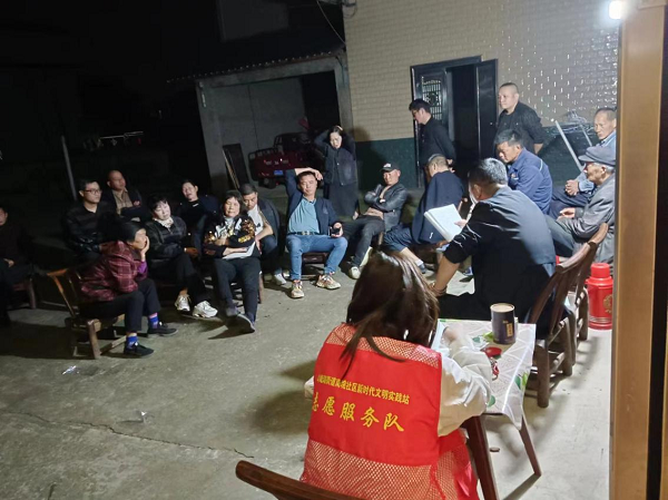 斗姆湖街道：屋场会上话发展