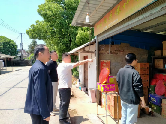 草坪镇：“五一”节前排隐患 安全检查不松懈