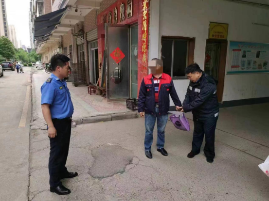 区城管执法局：重拳打击非法小广告
