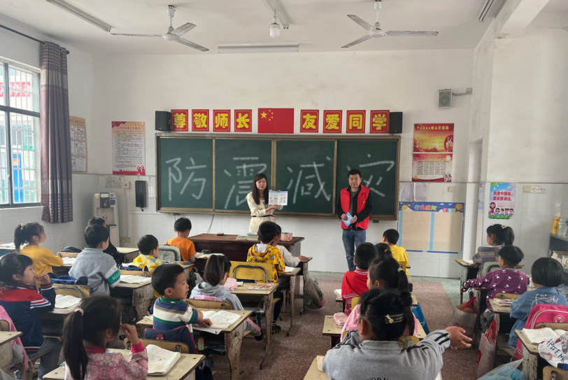 草坪镇：防震减灾  与安全“童”行