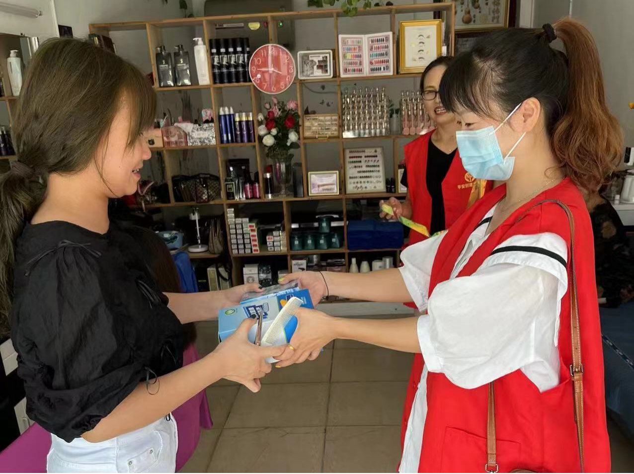 中河口镇开展计生药具发放宣传活动