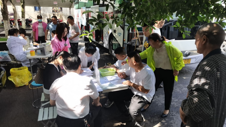 草坪镇：无偿献血 让爱延续
