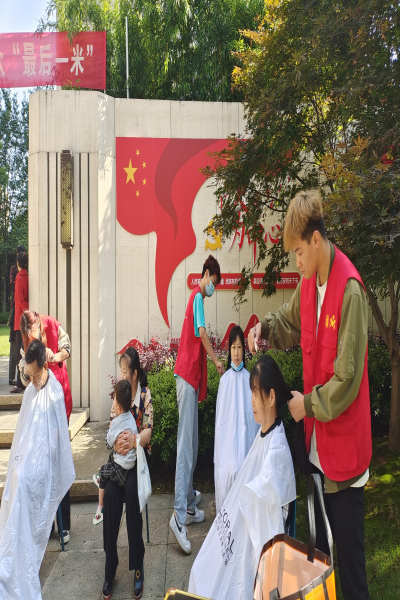 红云街道：开展”夏日送清凉“爱心义剪活动