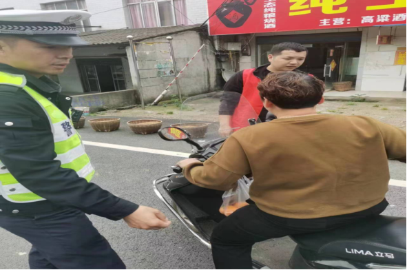双桥坪镇：开展交通顽瘴痼疾暨马路市场整治行动