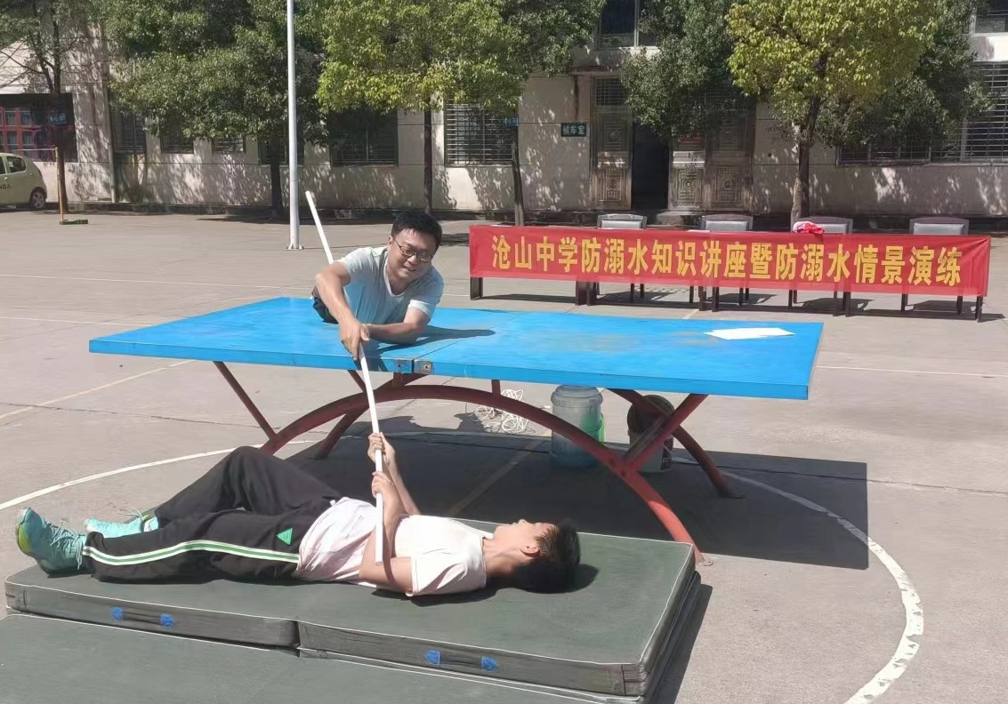 鼎城区沧山中学：开展防溺水安全教育知识讲座暨情景演练活动
