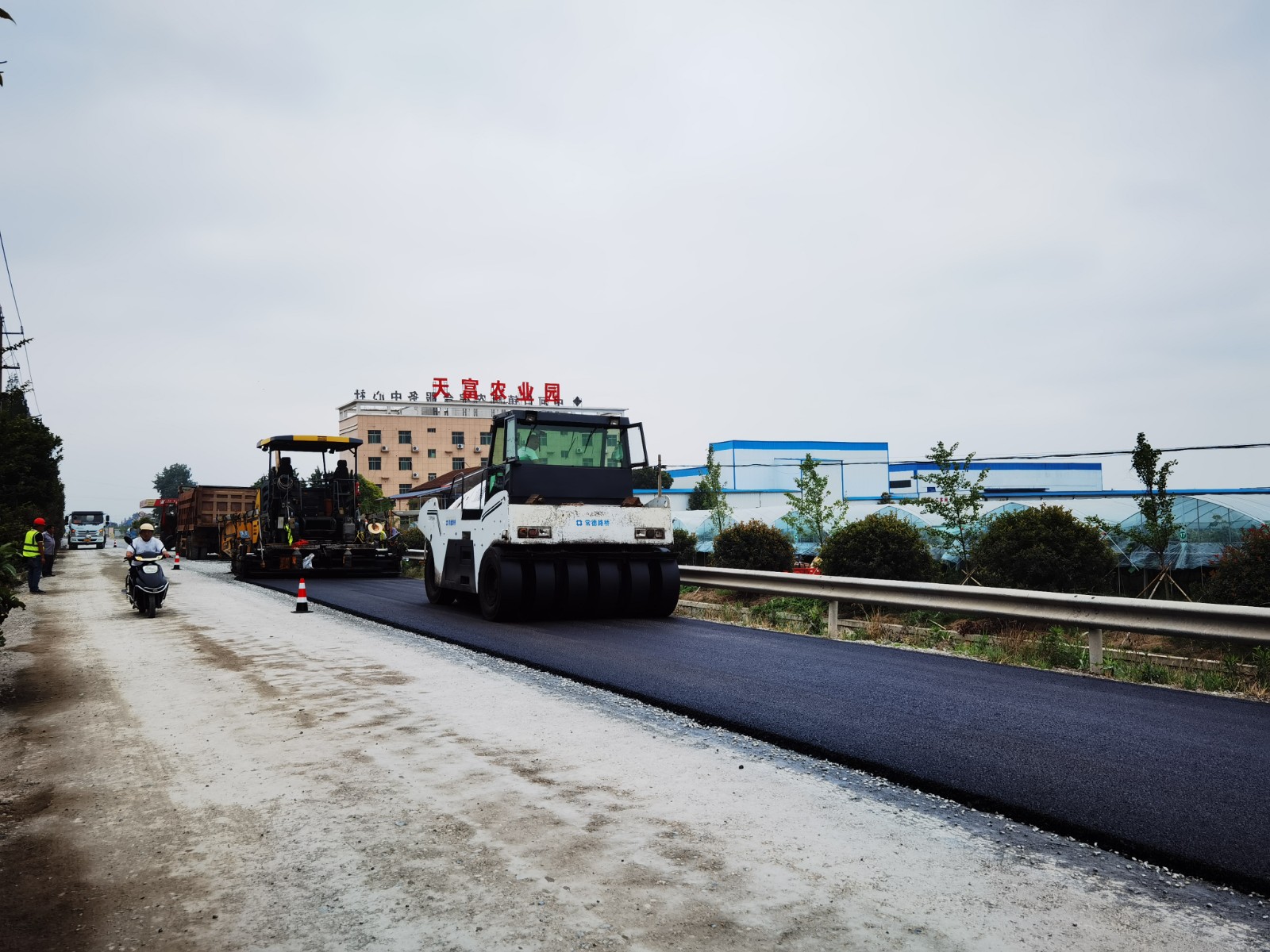 鼎城区公路建设养护中心：公路建设中首次使用冷再生新工艺