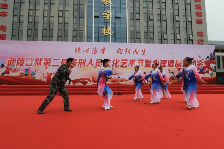 石板滩镇：警民联袂送文化艺术进监狱