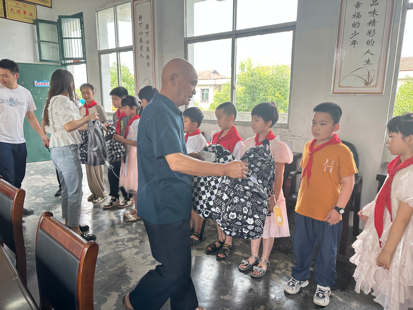 镇德桥镇：“六一”慰问 情暖童心