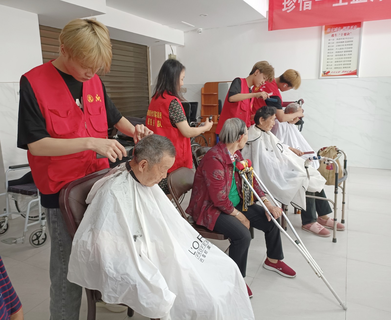 玉霞街道：义剪走进养老院 志愿服务暖人心
