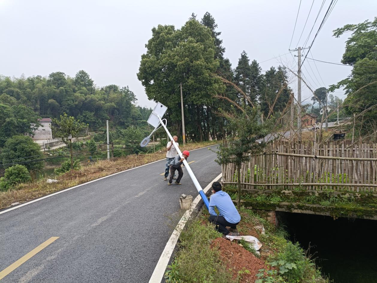 花岩溪镇：安装路灯暖民心 照亮乡村振兴路