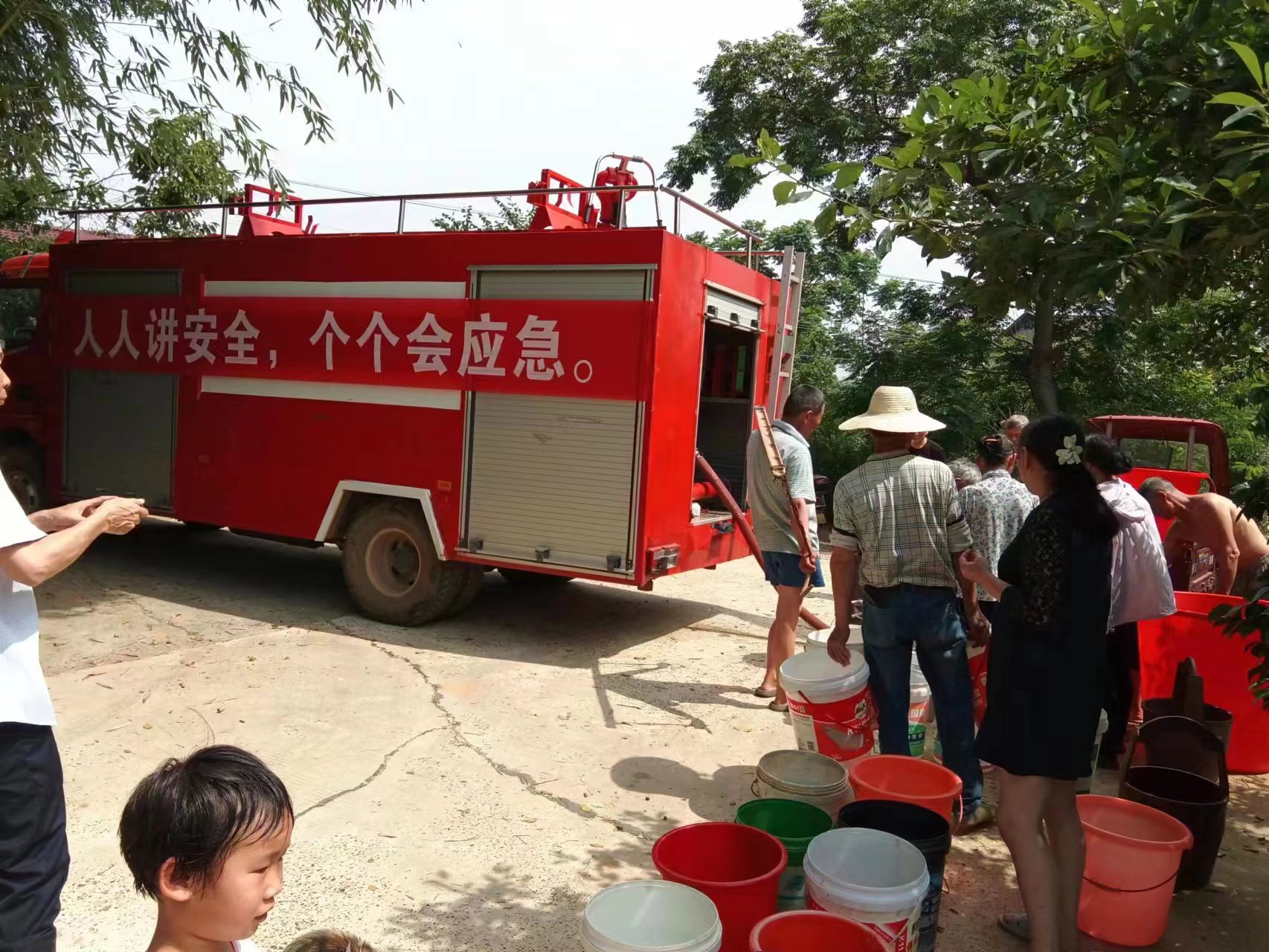 石公桥镇：抗旱保水纾民困，消防车下乡送“甘霖”