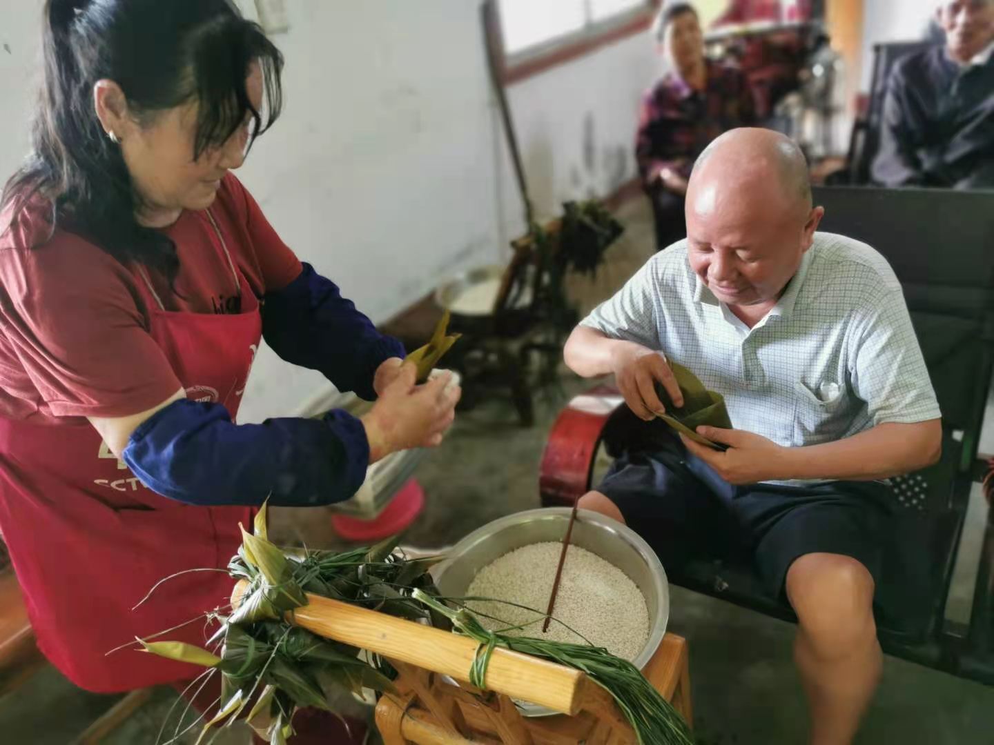 草坪镇开展“浓情端午节，粽享生日会”关爱老年人主题活动