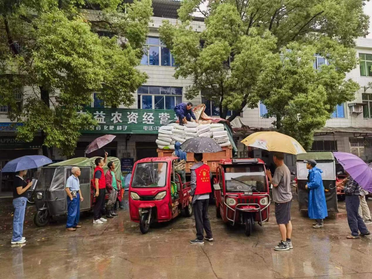 韩公渡镇：农忙送化肥 情暖残疾人
