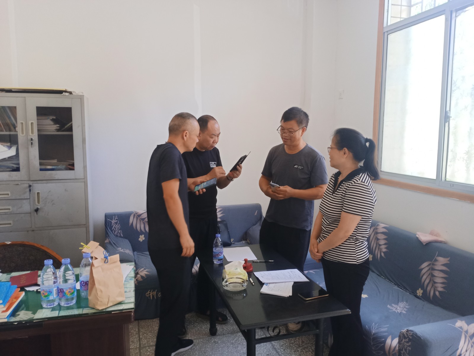 区工信局与常德罗尔斯制衣有限公司开展招商引资洽谈