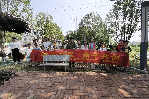 灌溪镇：扮靓社区“颜值”，亲子为石墩换“新装”
