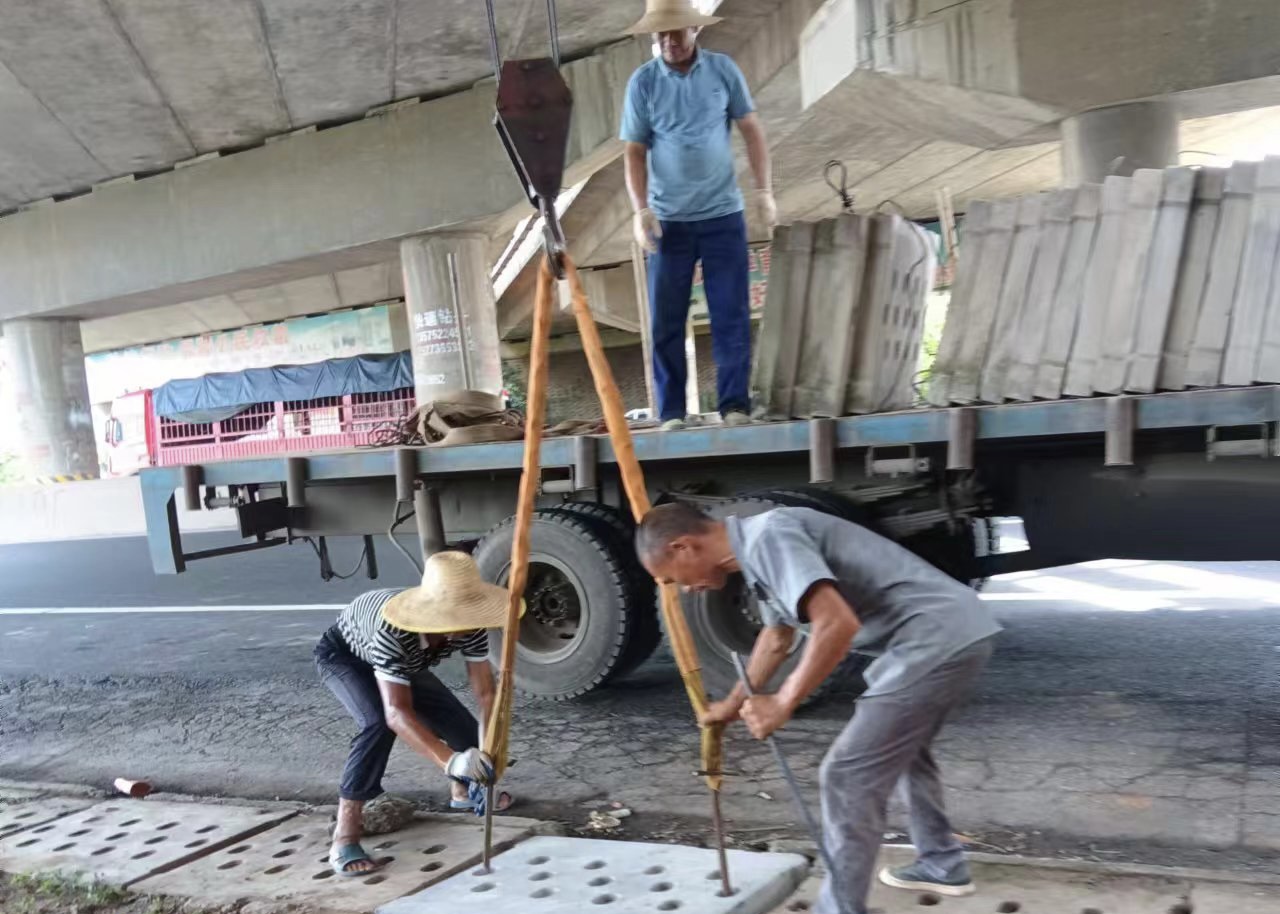鼎城区公路建设养护中心：及时维修损毁排水沟盖板保安全