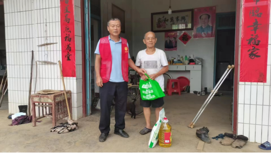 双桥坪镇：炎夏送清凉 关怀沁人心