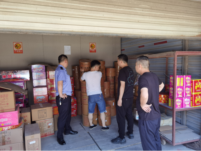 双桥坪镇：高温酷暑不松劲 安全生产不“打烊” 　　