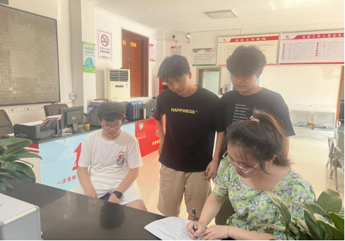 郭家铺街道：机关团支部走访慰问辖区内困难青少年