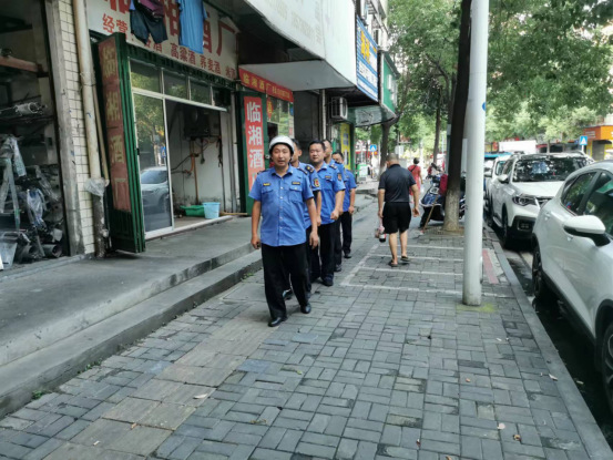 鼎城区城管局：高温下的“城管蓝”