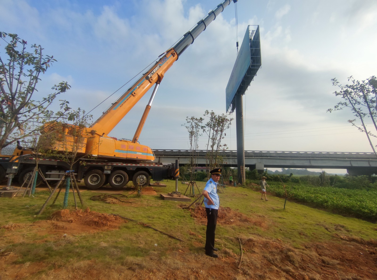 鼎城区交通运输局 拆除违法单立柱广告牌 消除高速公路安全隐患