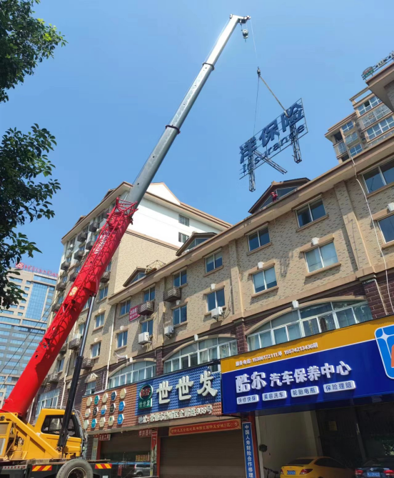 鼎城区城管局：消除户外广告安全隐患 守护市民“头顶安全”