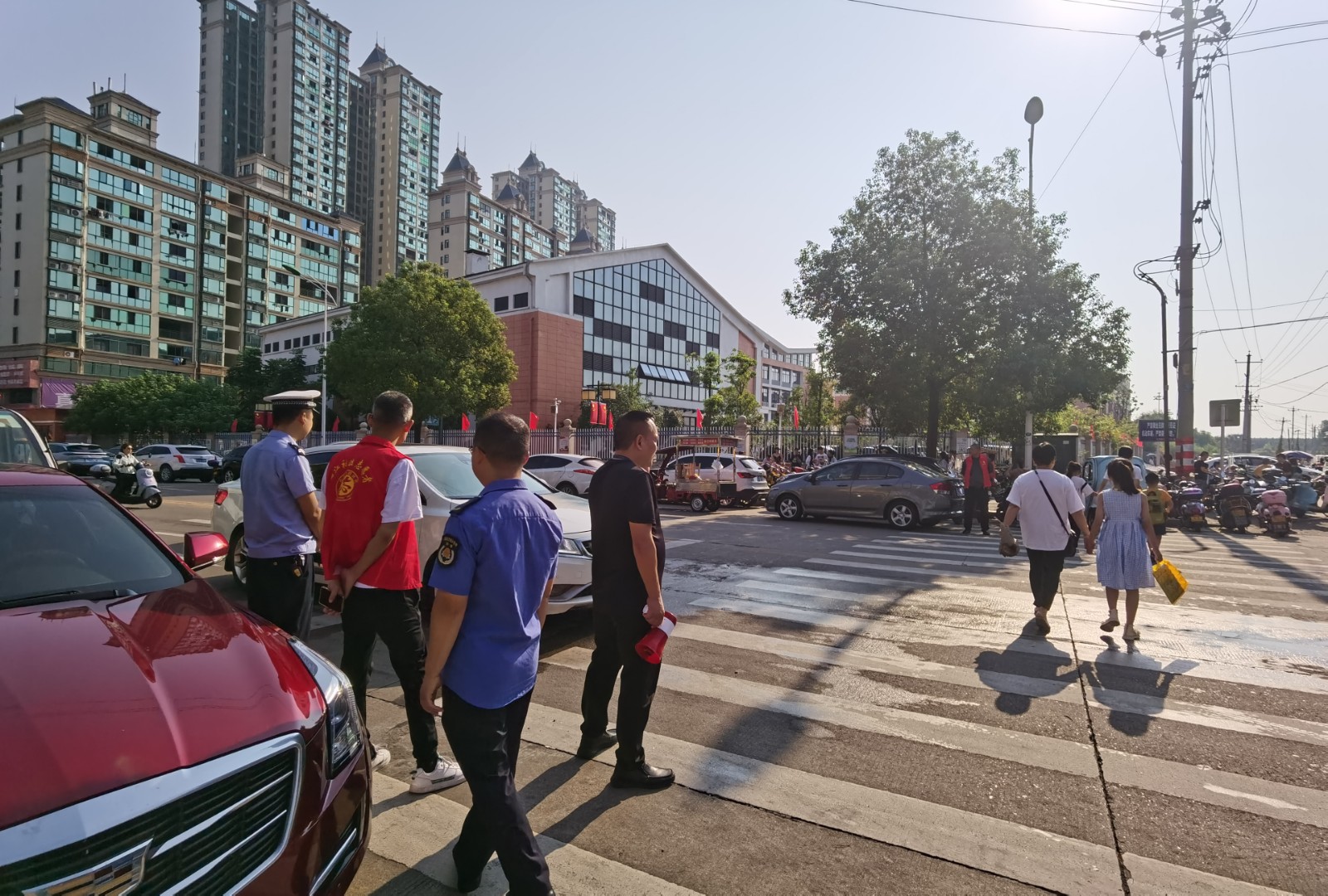 玉霞街道：文明通行，筑牢校园交通防护线