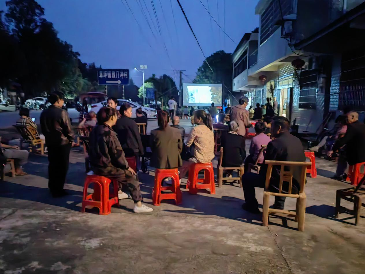 草坪镇：公益电影进村社 文化惠民零距离