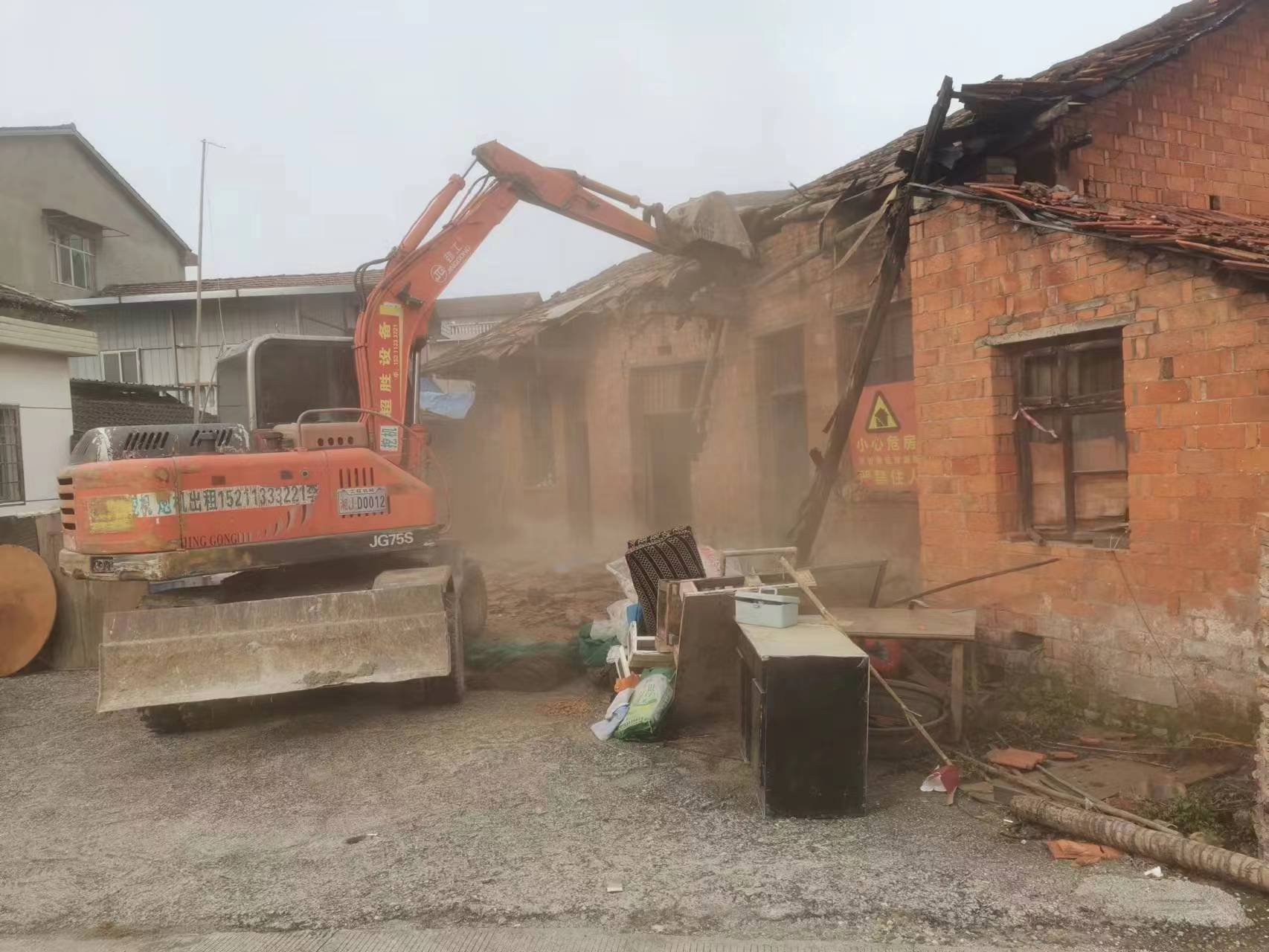 郭家铺街道：拆除自建危房，守牢安全防线