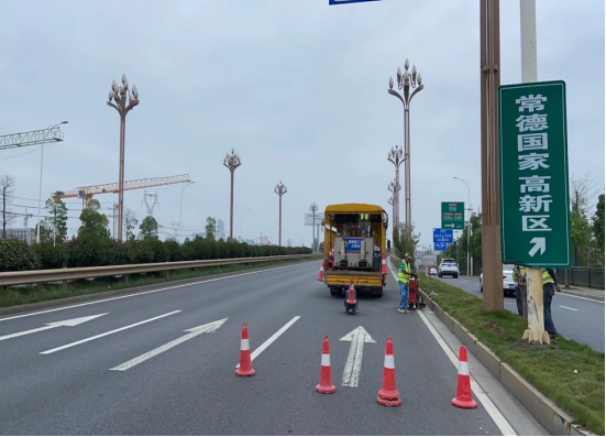 鼎城区公路建设养护中心：补划道路标线 保障道路交通安全