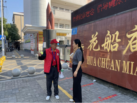 红云街道：最美“夕阳红”参与校园周边交通秩序维护志愿服务