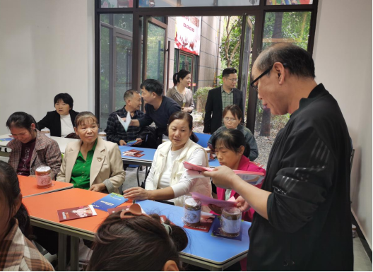 鼎城区疾控中心开展关爱老人健康教育科普活动