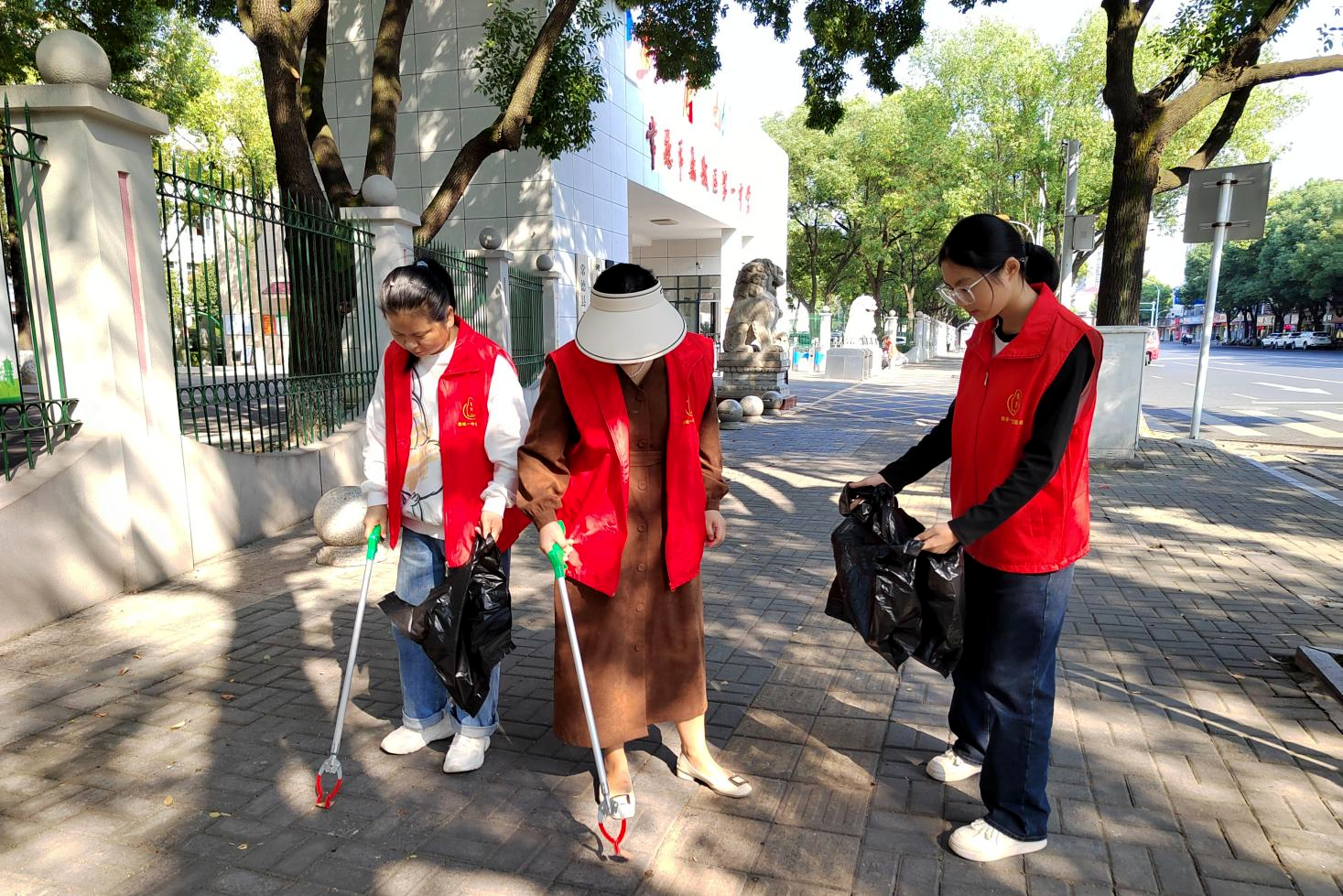 鼎城一中：“千”手志愿服务行动　靓丽城市温情光芒