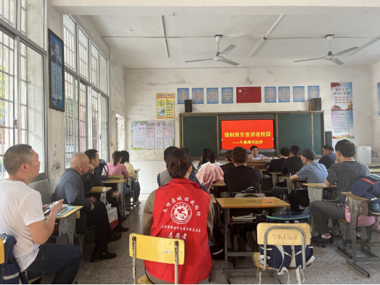 牛鼻滩镇：法治宣传进校园 普法教育护成长