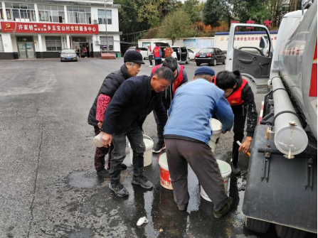 鼎城区供水公司：帮扶助困解民忧 ，送水上门暖人心