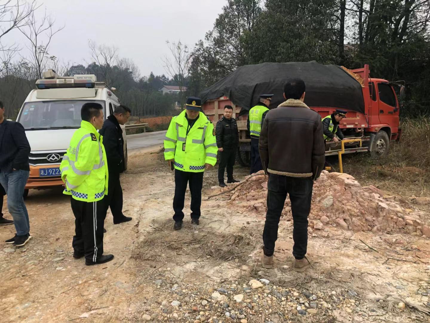尧天坪镇：守护道路交通安全 优化营商环境