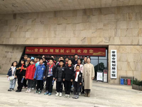 双桥坪中学：遨游科技馆 点燃科技梦