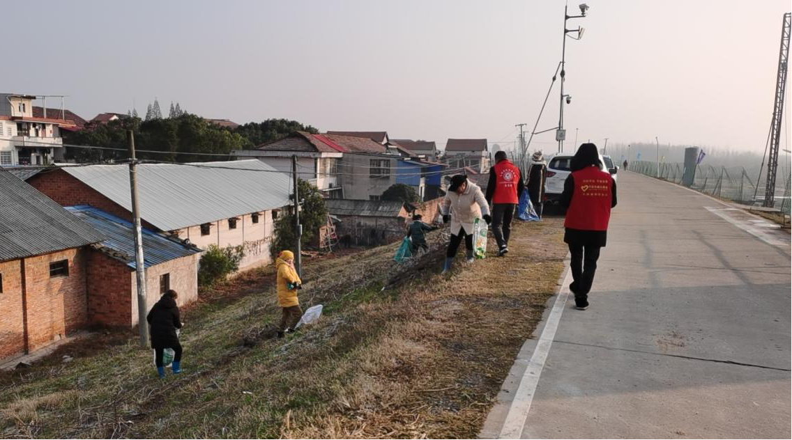 牛鼻滩镇：清理堤岸垃圾 助力绿色河道