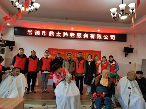 区卫监局：爱心义剪传真情  关爱老人暖人心