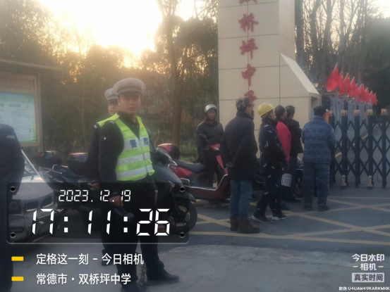 双桥坪中学：“戴帽工程”进校园 交通安全“系”心间