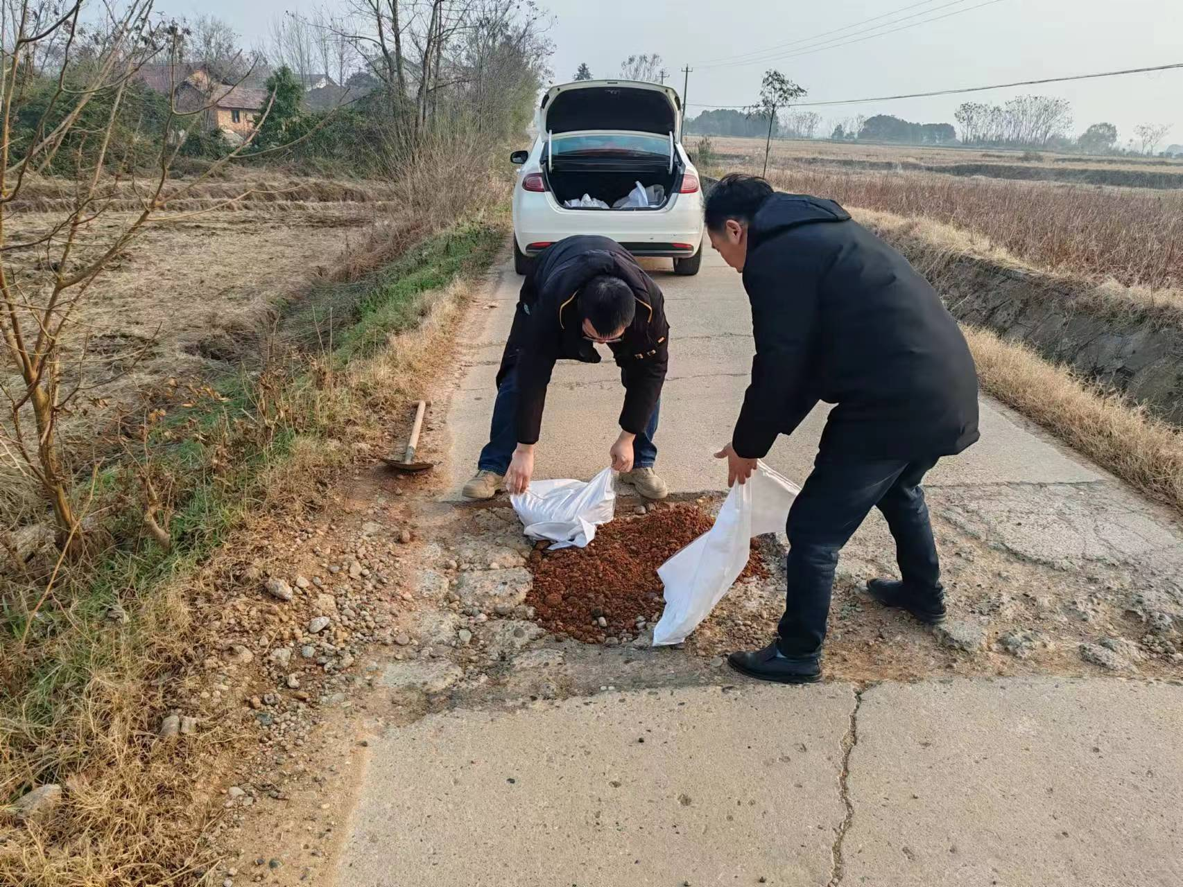 镇德桥镇：修补破损路面，消除道路交通隐患