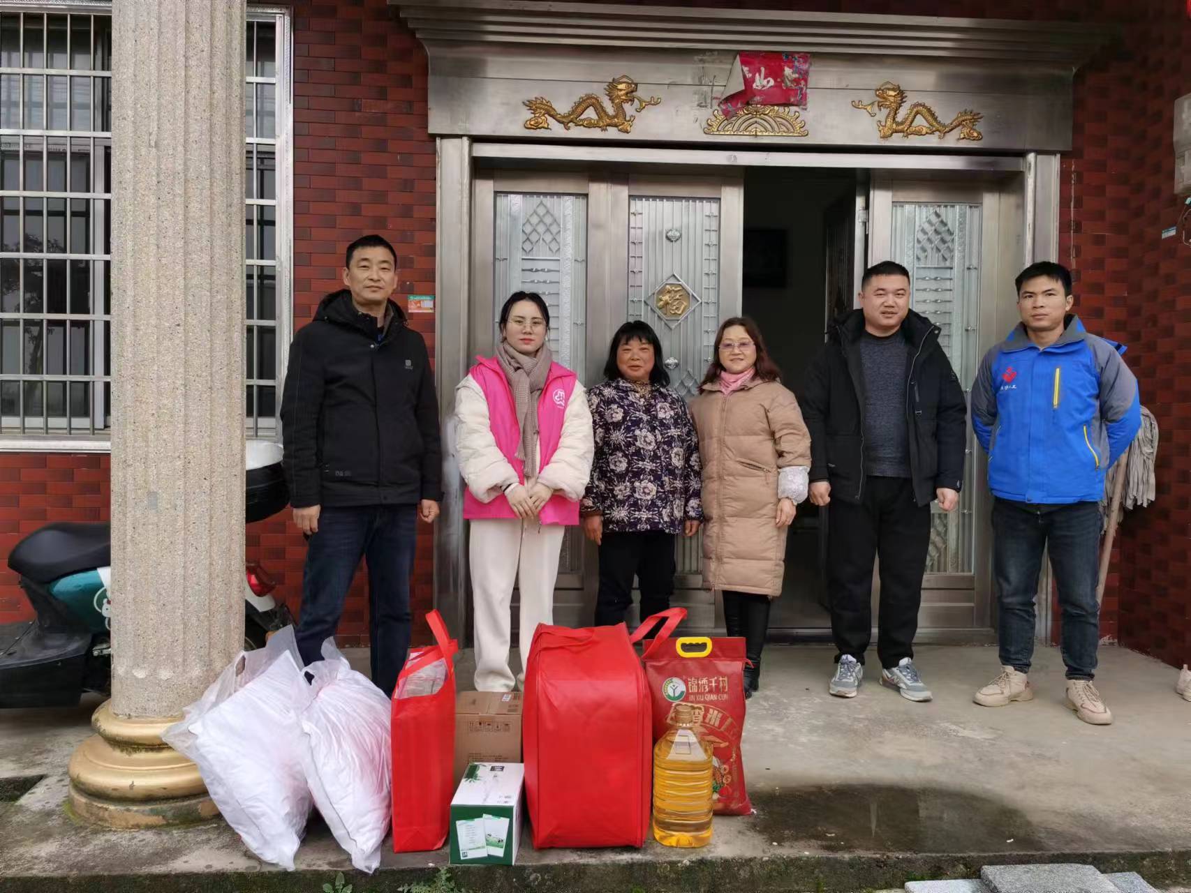 韩公渡镇：寒冬送温暖 关爱暖童心