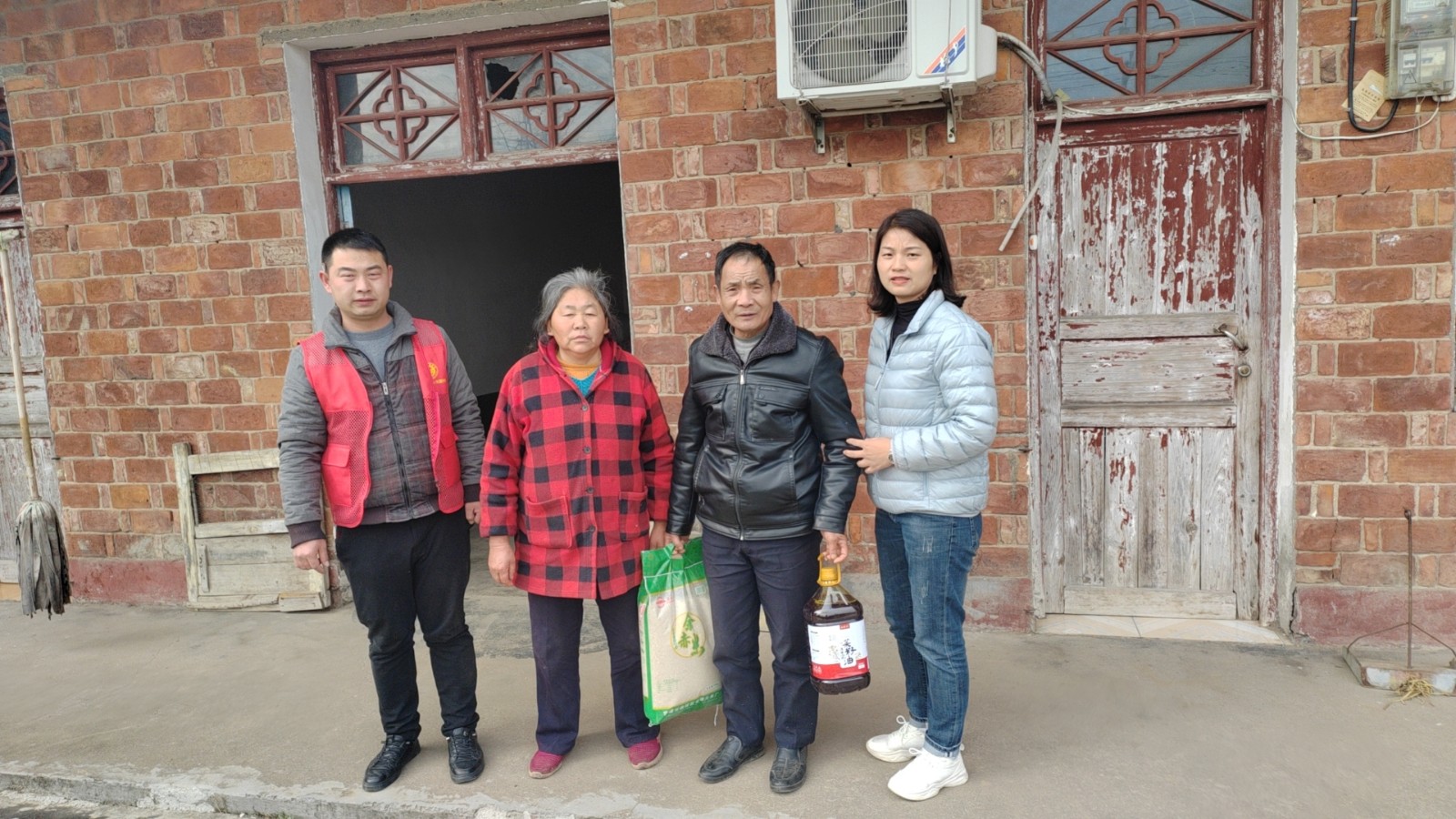 蒿子港镇：爱心人士返乡开展公益慰问